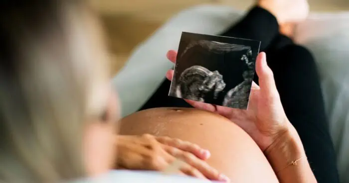 Nedoporučuje se užívat L-tryptofan během těhotenství, protože může způsobit poškození plodu. Ani v případě kojení není bezpečnost L-tryptofanu dostatečně prozkoumána. Těhotné a kojící ženy by se proto měli konzumaci doplňků stravy s L-tryptofanem vyvarovat, pokud tedy lékař nerozhodne jinak.