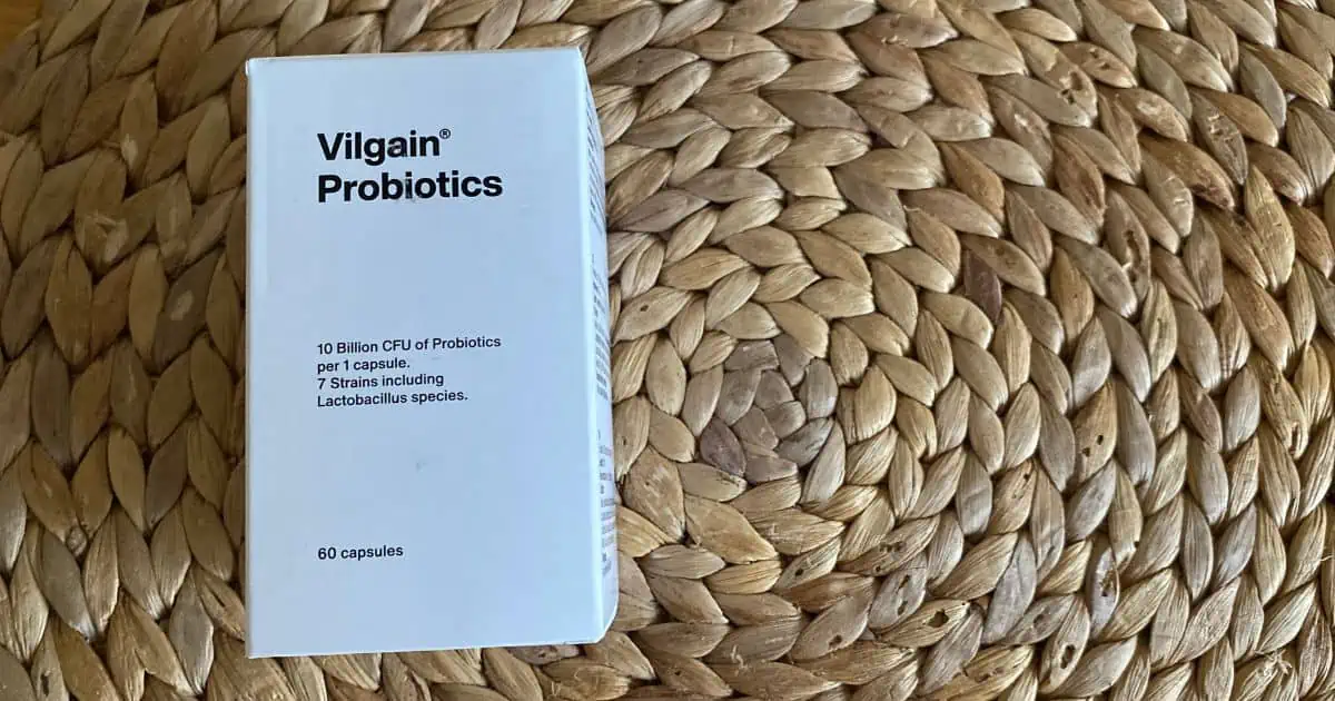 Recenze: Vilgain Probiotika – nejlepší probiotika na trhu? 3 Vilgain Probiotika p?išla v bílé papírové krabi?ce s ?erným nápisem, který odpovídá barevnosti Vilgainu. Po obvodu krabi?ky najdete informace v angli?tin?, ?eštin? a n?m?in? o složení výrobku, skladování a dávkování probiotik.